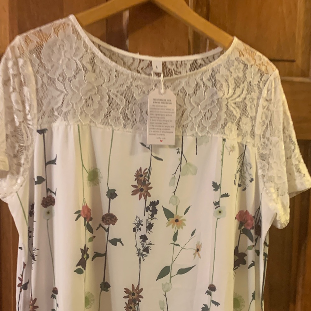 Pretty flowered dress with lace detailing. Size 14